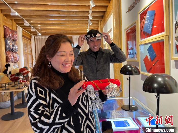 資料圖：鐘麗眉展示文創(chuàng)產(chǎn)品?！×执阂?攝