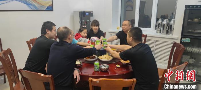 圖為恩和哈達(dá)邊境派出所的年夜飯?！《骱凸_(dá)邊境派出所供圖