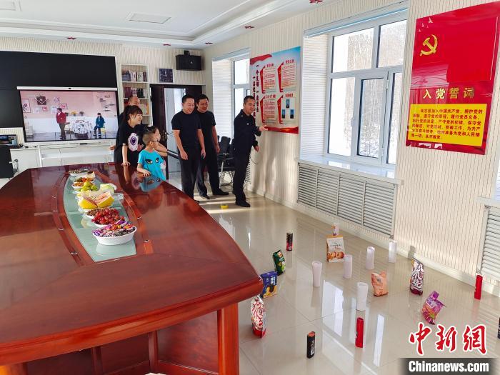 圖為恩和哈達(dá)邊境派出所民警和家屬玩套圈?！《骱凸_(dá)邊境派出所供圖