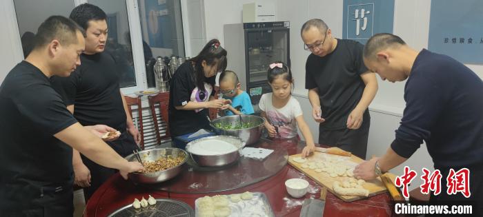 圖為恩和哈達(dá)邊境派出所民警和家屬一起包餃子。　恩和哈達(dá)邊境派出所供圖